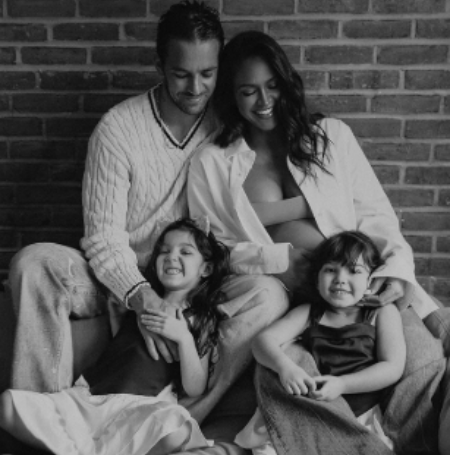 Alex Fine and his wife doing pregancy photoshoot for their third child with their daughters. 